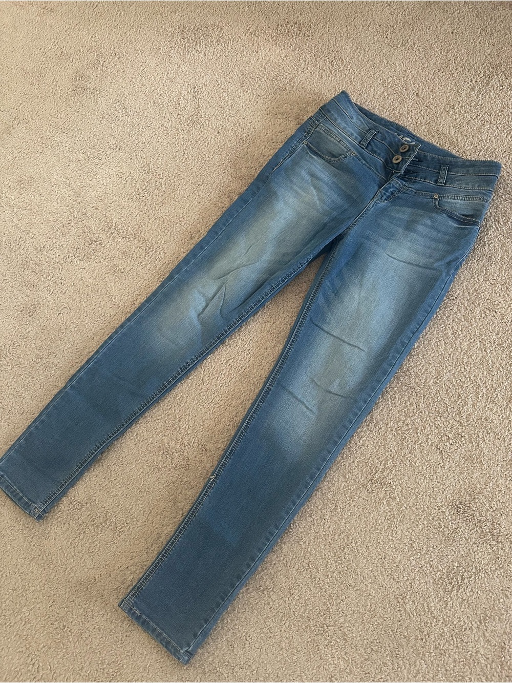 Wallflower Women's Skinny Jeans in Medium Blue Wash